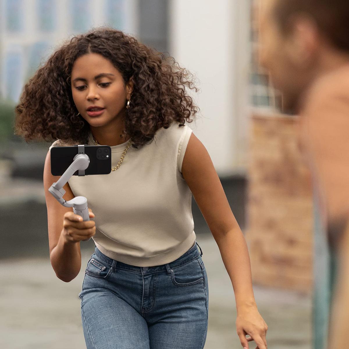 DJI OM 5 Stabilizzatore Gimbal per Smartphone, Gimbal per Cellulare a 3 Assi, Asta di Prolunga Integrata, Pieghevole Portatile, Gimbal per Android e iPhone con ShotGuides, Stabilizzatore Vlogging, Video YouTube TikTok, Grigio